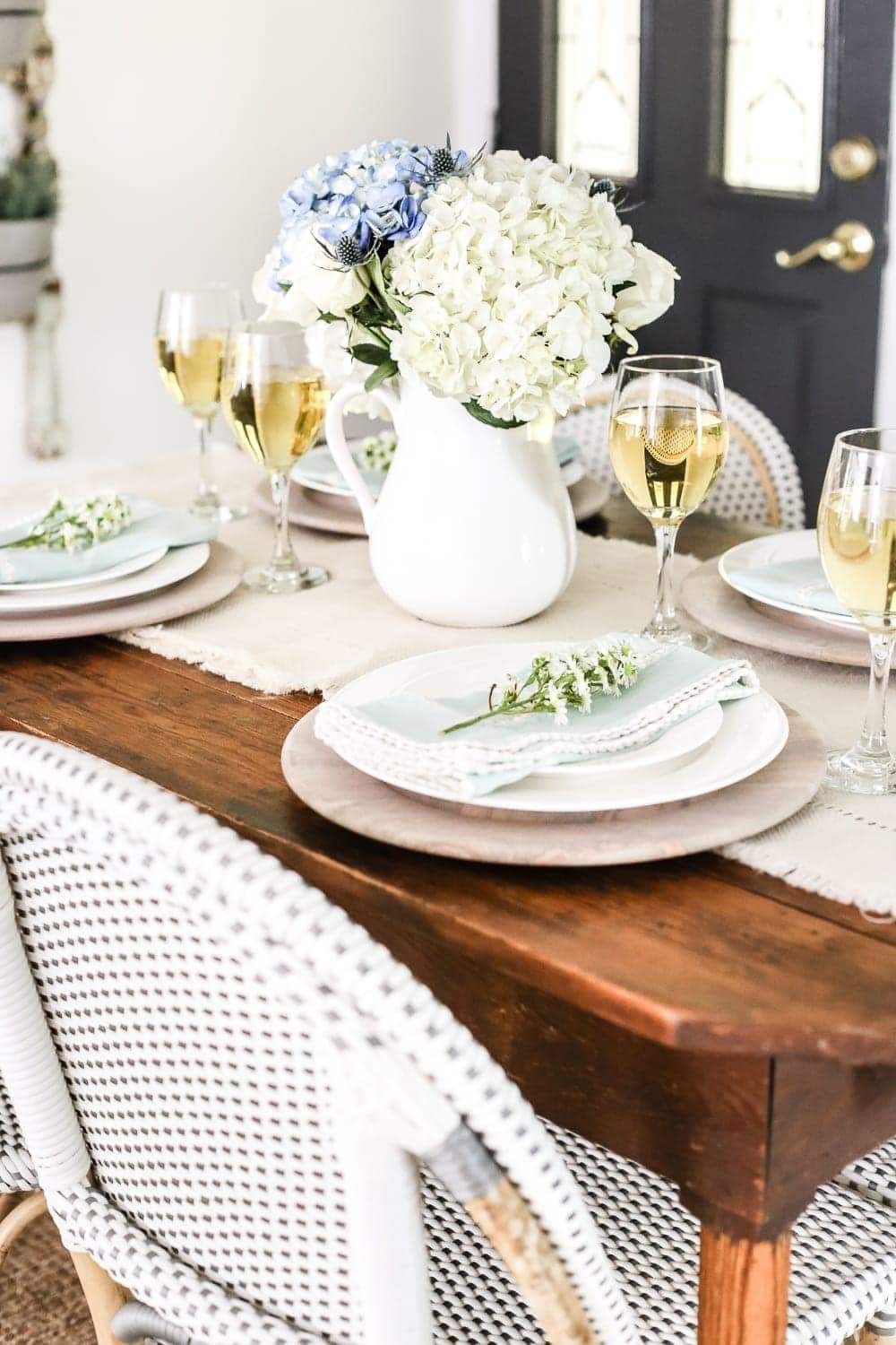 Modern French Farmhouse Summer Home Tour | unigumushane.com - A summer home tour with modern French farmhouse style using inexpensive decorating tricks and ways to stretch your dollar to look luxe on a budget, plus 8 more tours of gorgeous homes styled for summer!