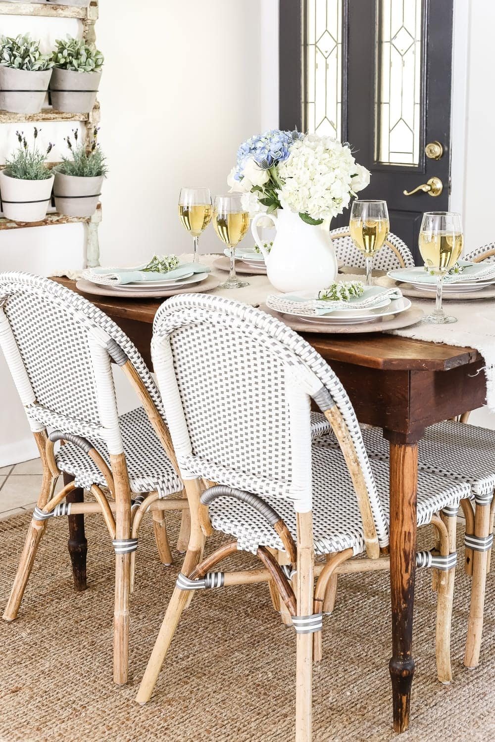 Modern French Farmhouse Summer Home Tour | unigumushane.com - A summer home tour with modern French farmhouse style using inexpensive decorating tricks and ways to stretch your dollar to look luxe on a budget, plus 8 more tours of gorgeous homes styled for summer!