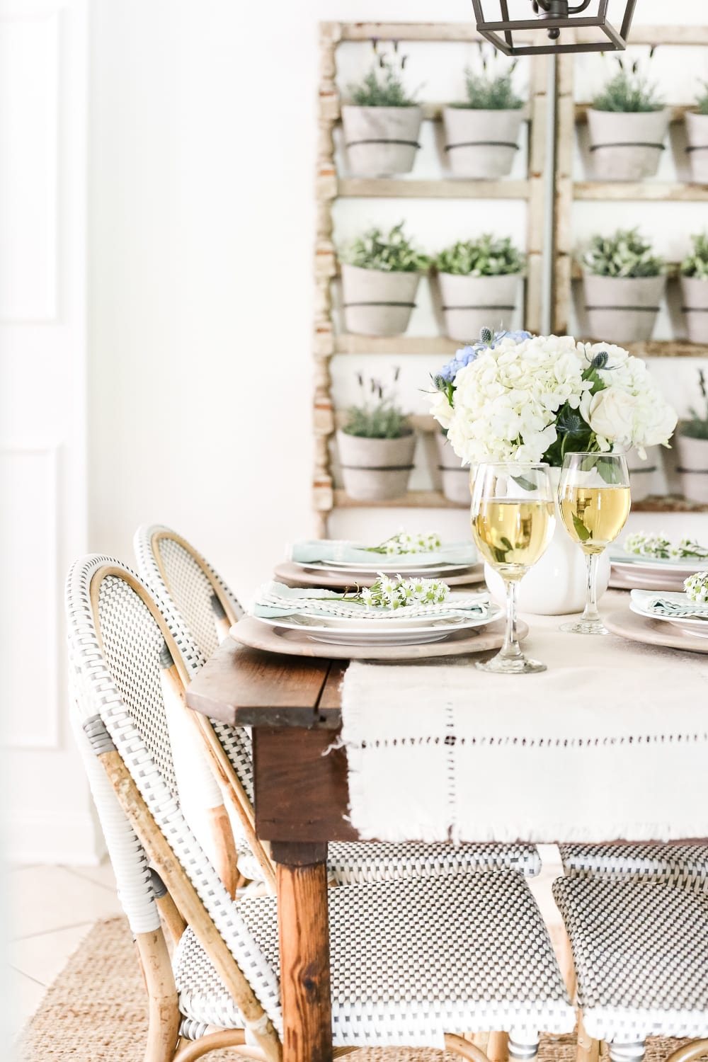 Modern French Farmhouse Summer Home Tour | unigumushane.com - A summer home tour with modern French farmhouse style using inexpensive decorating tricks and ways to stretch your dollar to look luxe on a budget, plus 8 more tours of gorgeous homes styled for summer!
