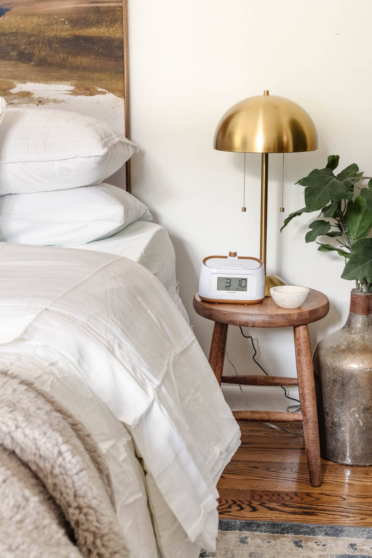 office guest room ideas : include a nightstand with a lamp and clock / white noise machine