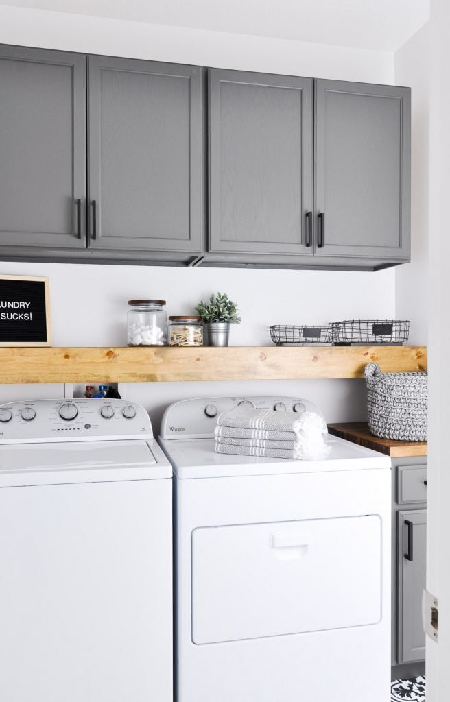 Do laundry in style in this Modern Farmhouse Laundry Room. Come see the transformation from builder grade to gorgeous on a low budget!