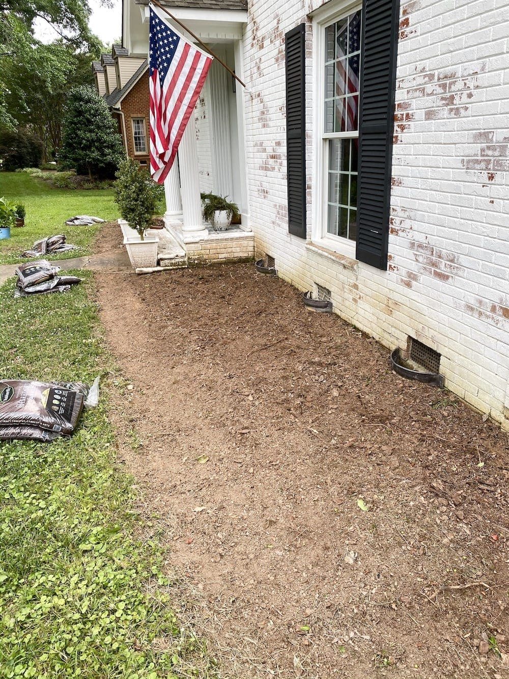 DIY Flower Bed Makeover | A step-by-step DIY tutorial to take your flower beds from drab to fab to increase curb appeal, plus all the best tools to get the job done.