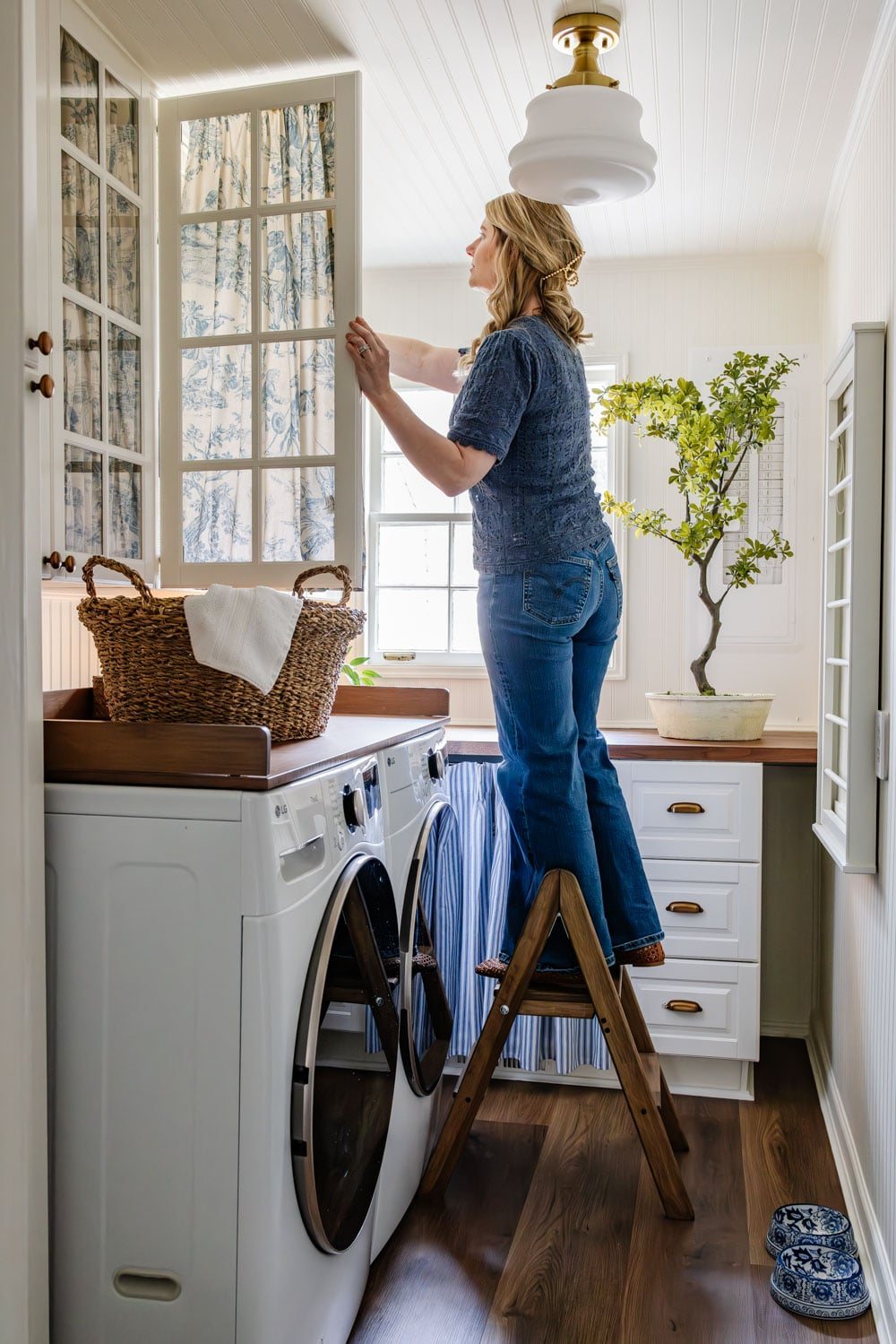 small laundry room organization