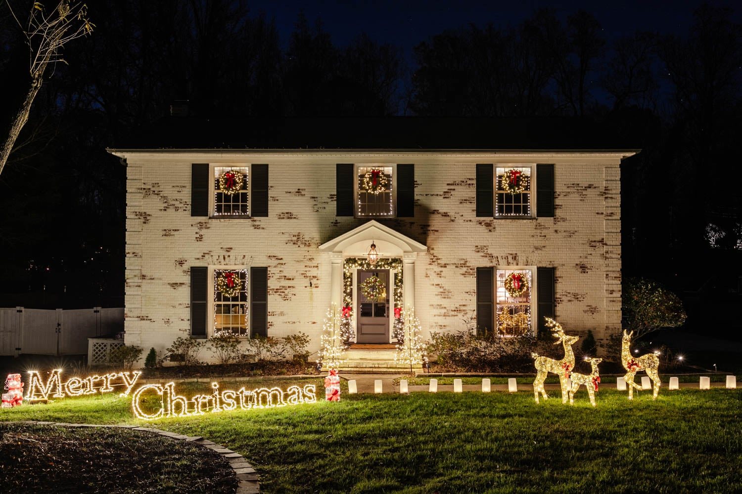 colonial house with outdoor Christmas lights