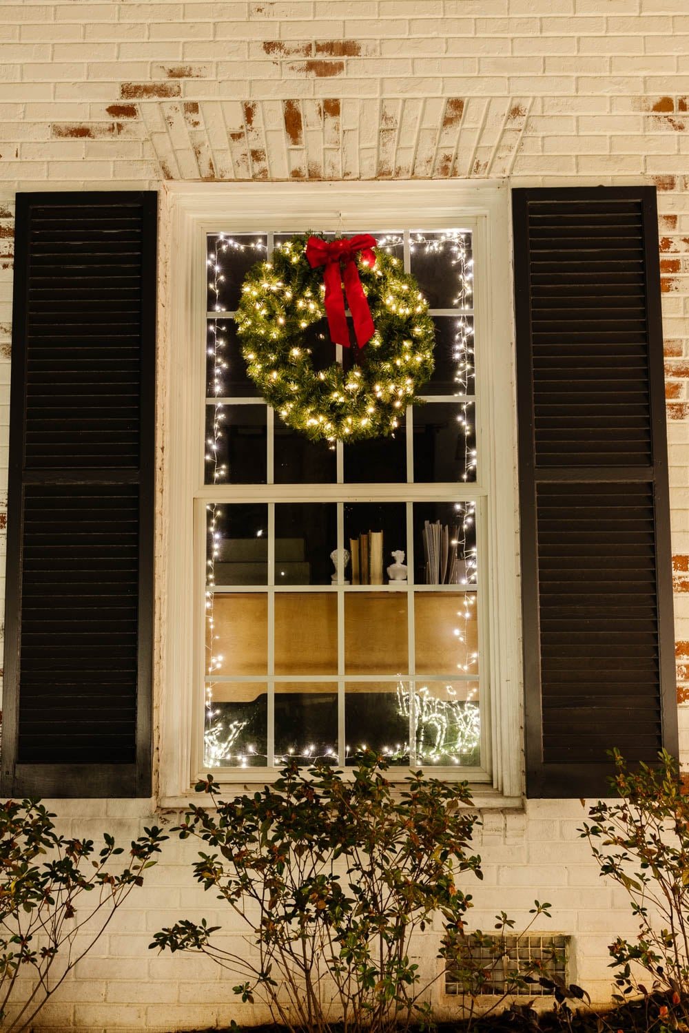 how to hang outdoor Christmas wreaths on windows without a ladder