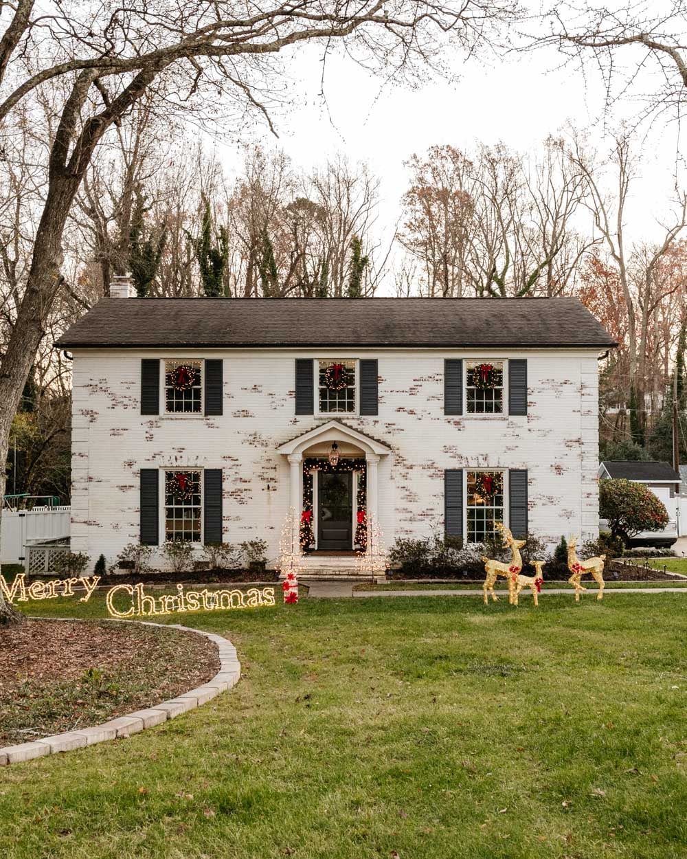 colonial house outdoor Christmas decorations