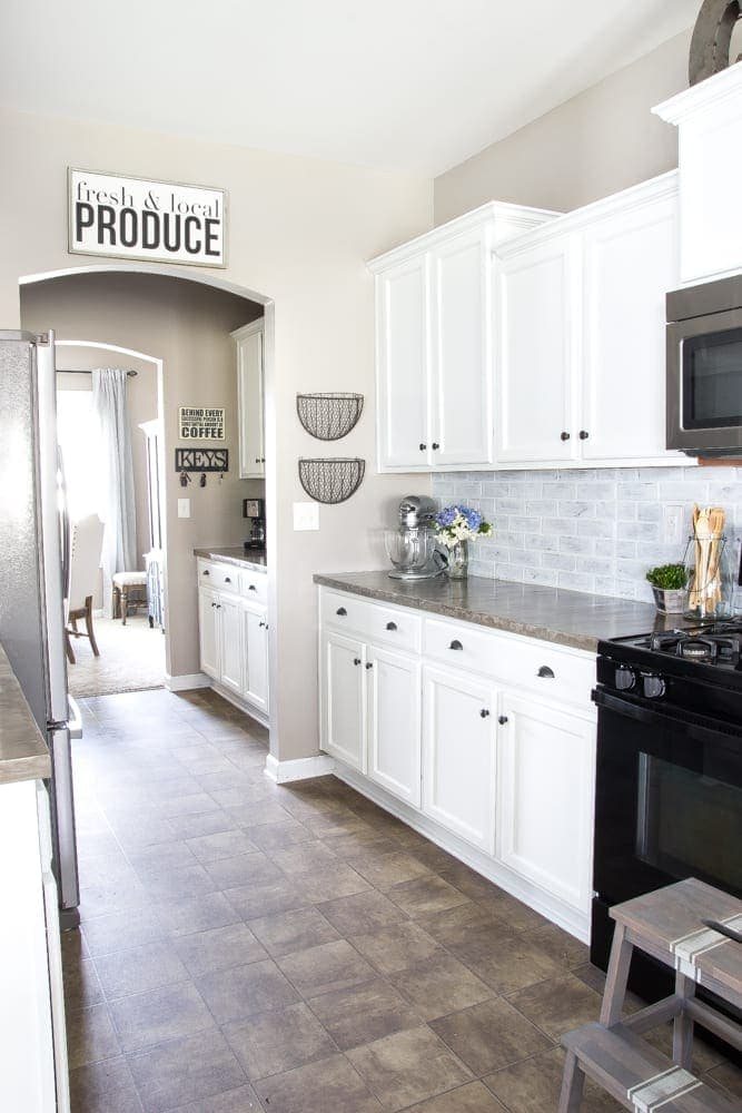 How to Paint Kitchen Cabinets Like a Pro | unigumushane.com - A complete step-by-step tutorial and full source list for painting kitchen cabinets to make them as durable as possible for as quickly and easily as possible.