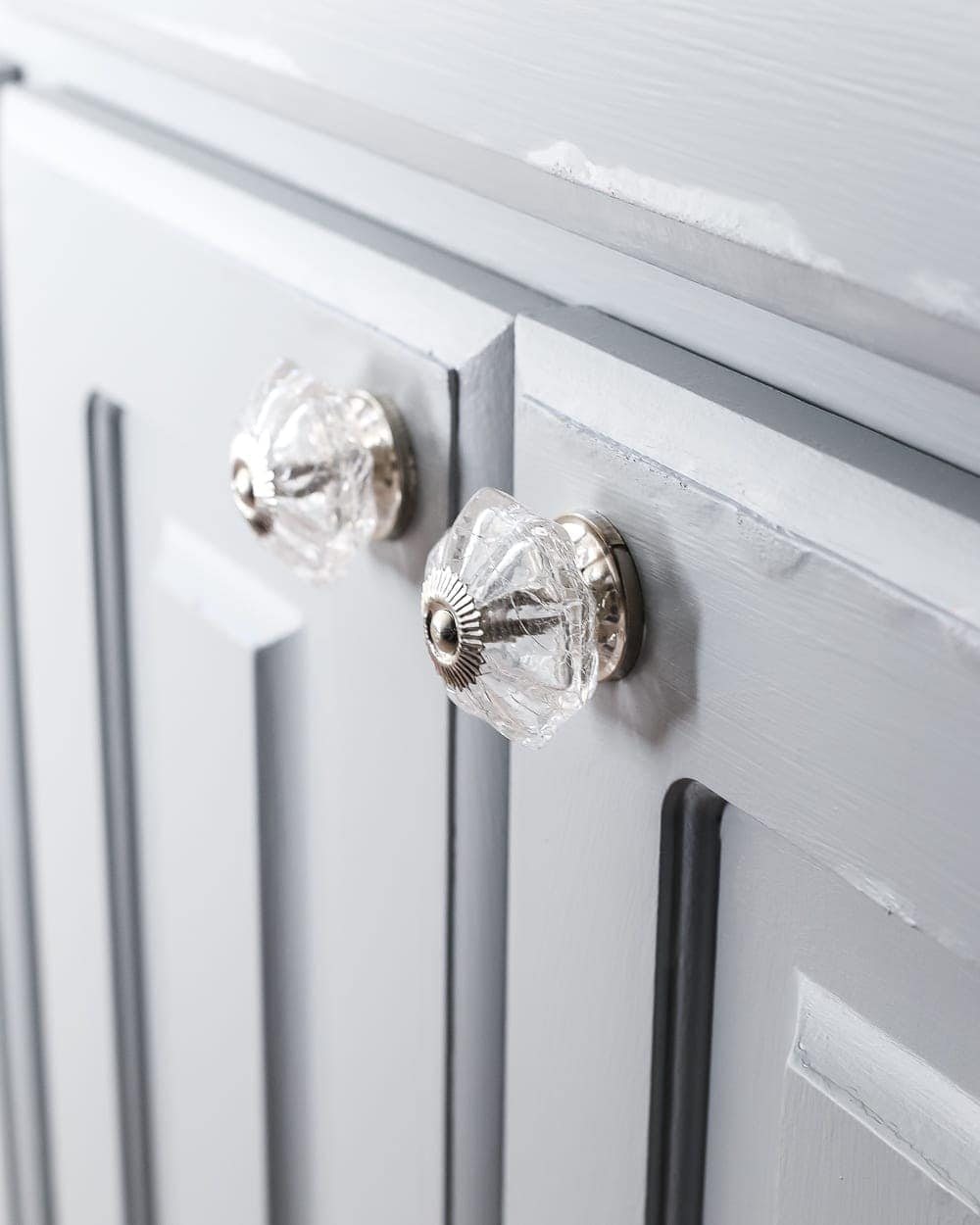 Painted Cabinet Bathroom Update | unigumushane.com - A dated cabinet gets a refresh with Benjamin Moore Coventry Gray for an inexpensive bathroom update. #cabinetpainting #homeimprovement #bathroom