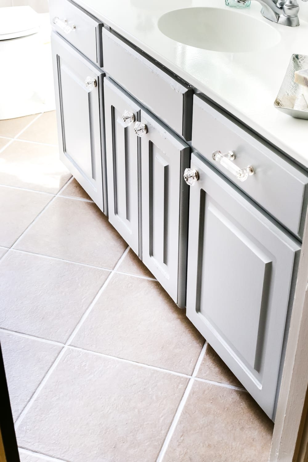 Painted Tile Grout Refresh | unigumushane.com - A quick tutorial for how to clean and paint your grout to look brand new for $15 and under an hour. #homeimprovement #cleaning