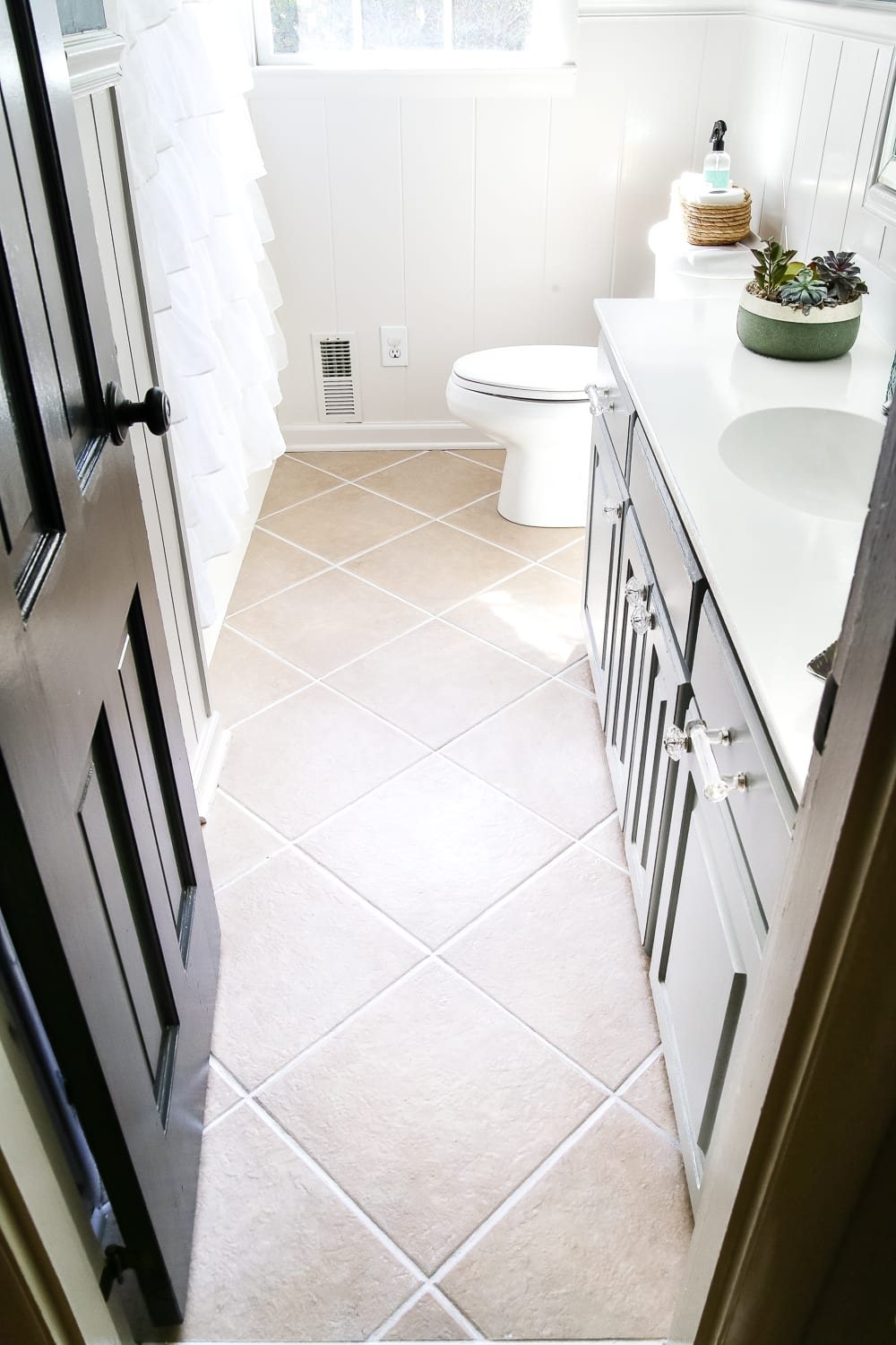 Painted Tile Grout Refresh | unigumushane.com - A quick tutorial for how to clean and paint your grout to look brand new for $15 and under an hour. #homeimprovement #cleaning