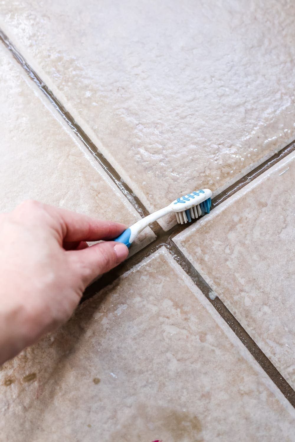 Painted Tile Grout Refresh | unigumushane.com - A quick tutorial for how to clean and paint your grout to look brand new for $15 and under an hour. #homeimprovement #cleaning