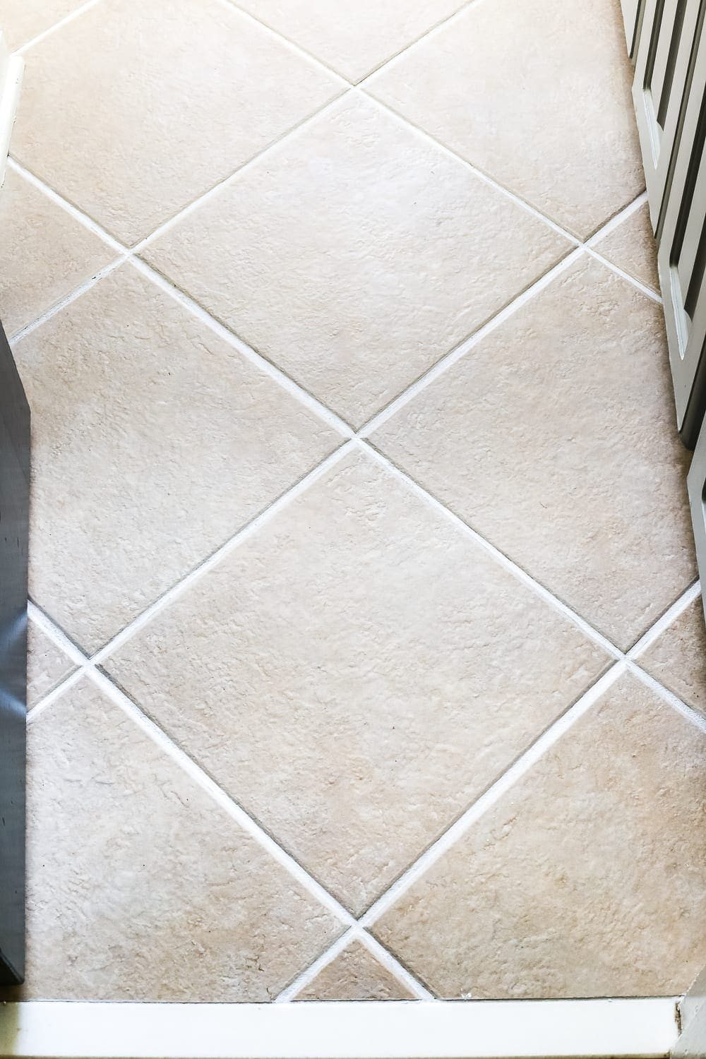 Painted Tile Grout Refresh | unigumushane.com - A quick tutorial for how to clean and paint your grout to look brand new for $15 and under an hour. #homeimprovement #cleaning