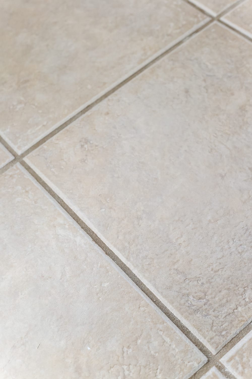 Painted Tile Grout Refresh | unigumushane.com - A quick tutorial for how to clean and paint your grout to look brand new for $15 and under an hour. #homeimprovement #cleaning