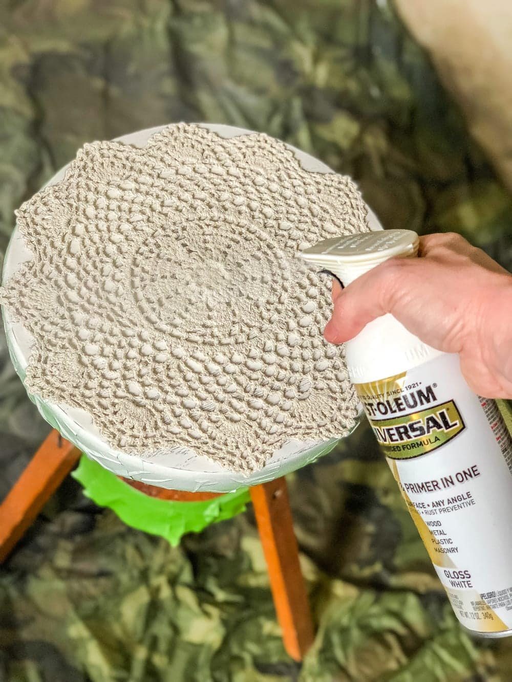 A global designer-inspired DIY plant stand made from a thrifted piano stool using just spray paint and a doily for a quick and easy makeover. #plantstand #pianostool #globaldecor #spraypaint #thriftstoreflips #thrifting #diyhomedecor #thriftedhomedecor