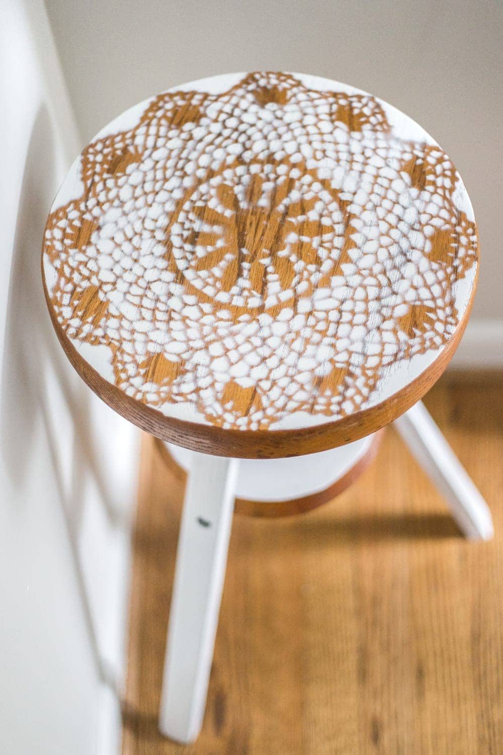 A global designer-inspired DIY plant stand made from a thrifted piano stool using just spray paint and a doily for a quick and easy makeover. #plantstand #pianostool #globaldecor #spraypaint #thriftstoreflips #thrifting #diyhomedecor #thriftedhomedecor