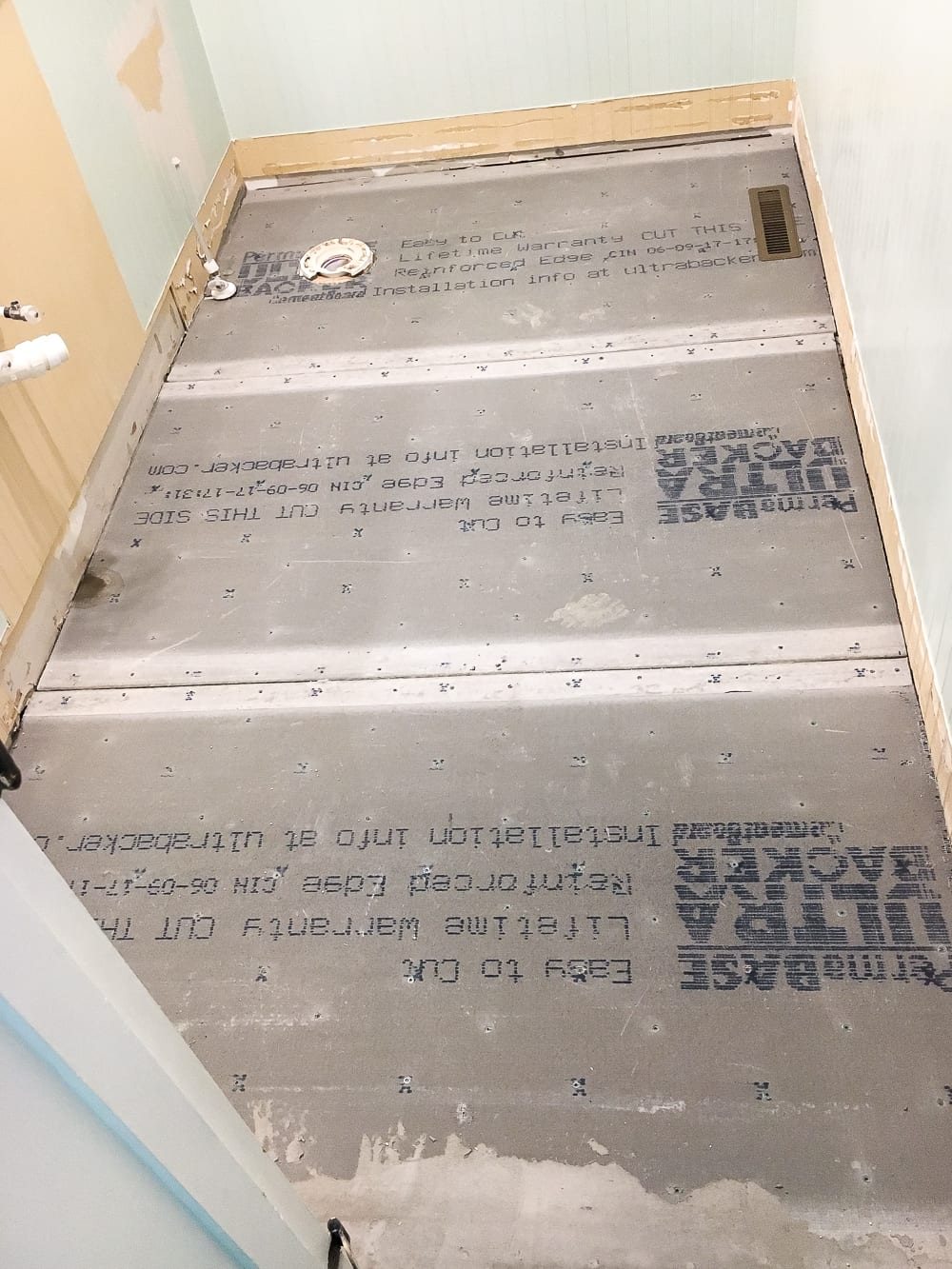 The Best Faux Marble Tile | unigumushane.com - A dated powder room floor gets a modern classic refresh with faux marble tile & why hiring a contractor is sometimes cheaper than DIY.