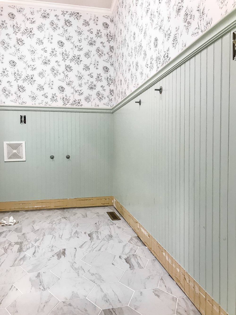 The Best Faux Marble Tile | unigumushane.com - A dated powder room floor gets a modern classic refresh with faux marble tile & why hiring a contractor is sometimes cheaper than DIY.