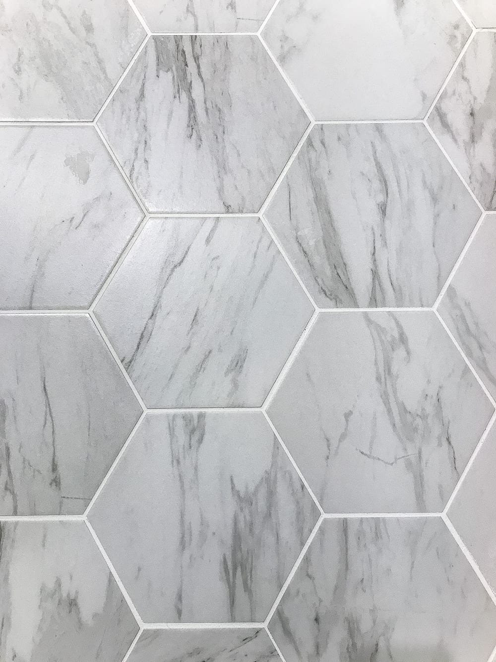 The Best Faux Marble Tile | unigumushane.com - A dated powder room floor gets a modern classic refresh with faux marble tile & why hiring a contractor is sometimes cheaper than DIY.