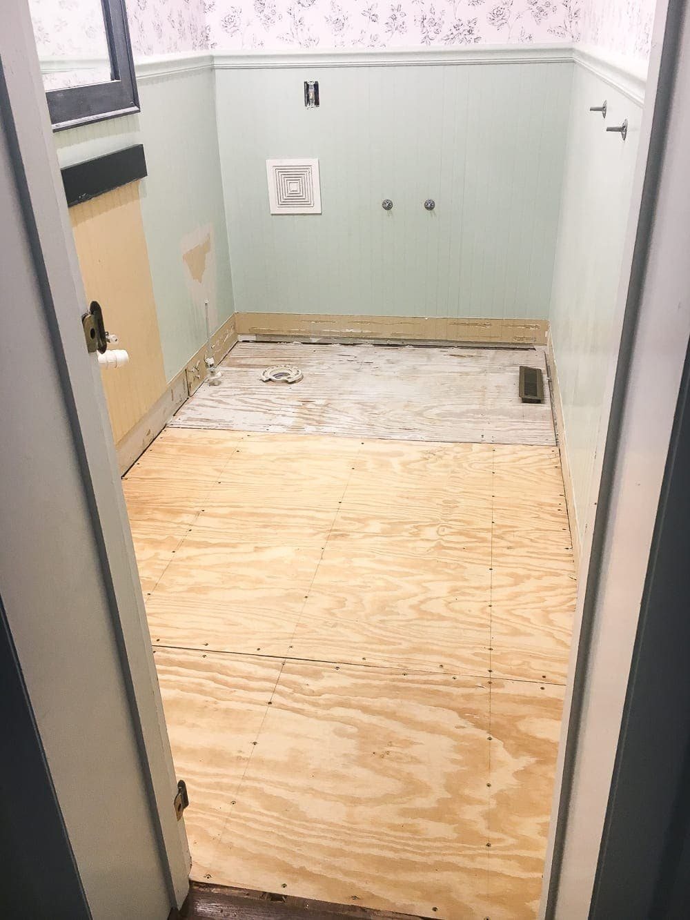 The Best Faux Marble Tile | unigumushane.com - A dated powder room floor gets a modern classic refresh with faux marble tile & why hiring a contractor is sometimes cheaper than DIY.