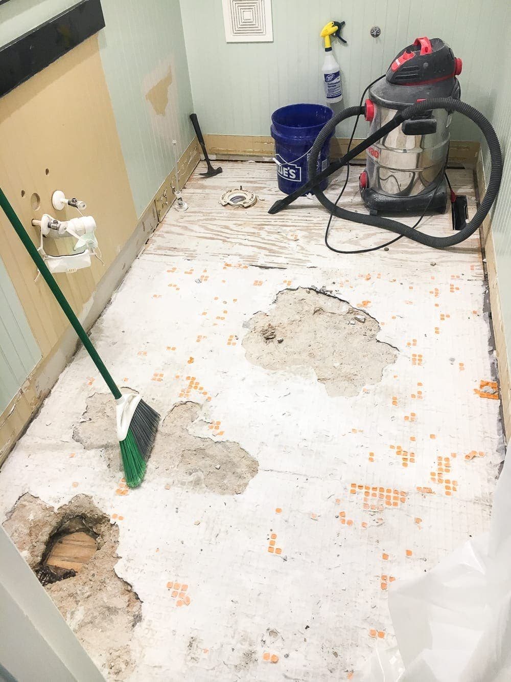 The Best Faux Marble Tile | unigumushane.com - A dated powder room floor gets a modern classic refresh with faux marble tile & why hiring a contractor is sometimes cheaper than DIY.
