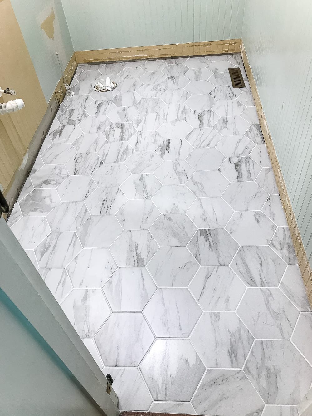 The Best Faux Marble Tile | unigumushane.com - A dated powder room floor gets a modern classic refresh with faux marble tile & why hiring a contractor is sometimes cheaper than DIY.