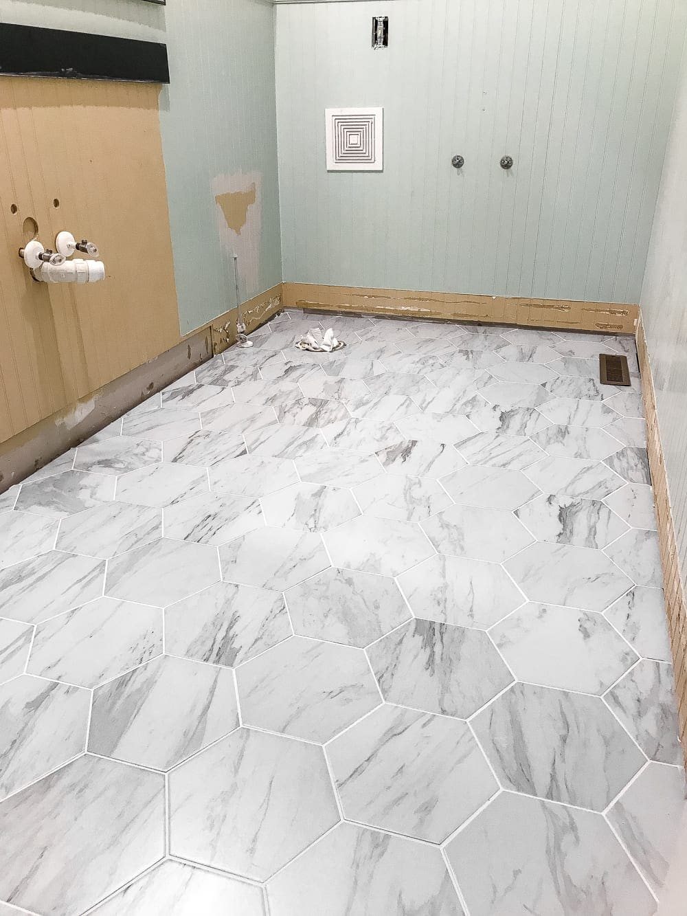 The Best Faux Marble Tile | unigumushane.com - A dated powder room floor gets a modern classic refresh with faux marble tile & why hiring a contractor is sometimes cheaper than DIY.