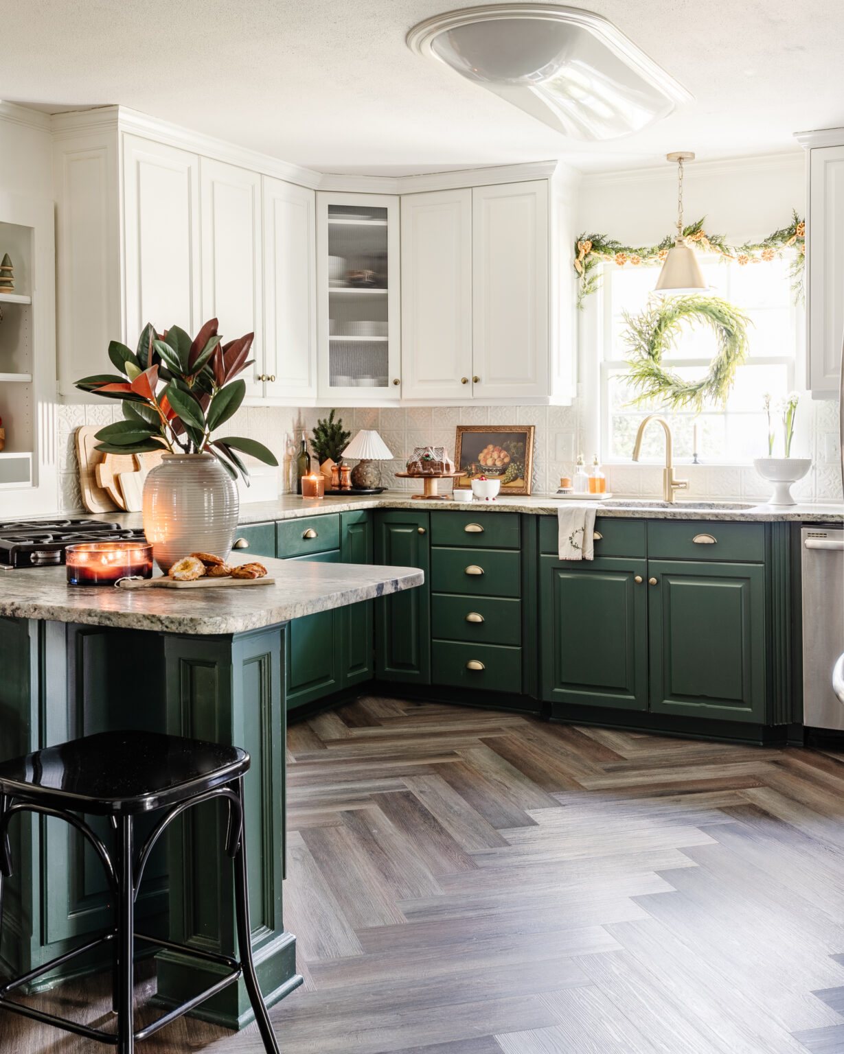 simple Christmas kitchen decor using fake greenery, fake food, and free art