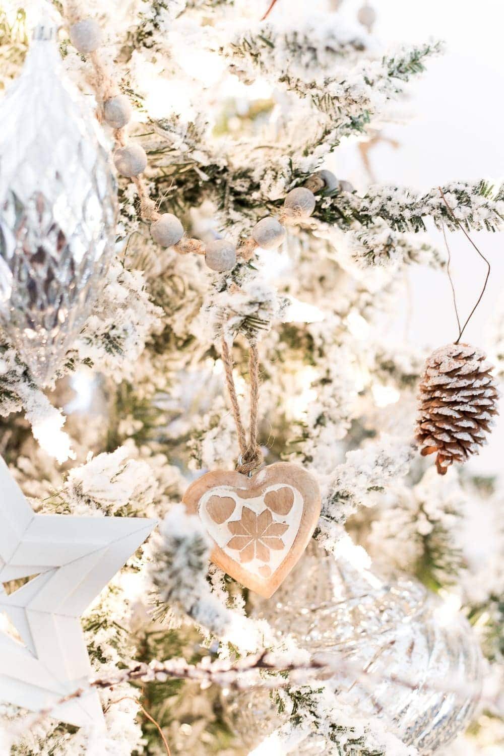 Seasonal Simplicity Christmas Living Room | unigumushane.com - A tour of a neutral Christmas living room with simple, natural decor, mercury glass, and a modern rustic vibe. #christmaslivingroom #neutralchristmas #christmasdecor
