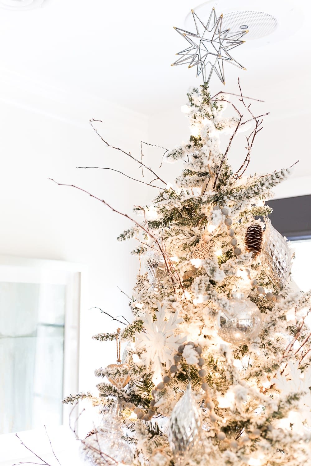 Seasonal Simplicity Christmas Living Room | unigumushane.com - A tour of a neutral Christmas living room with simple, natural decor, mercury glass, and a modern rustic vibe. #christmaslivingroom #neutralchristmas #christmasdecor