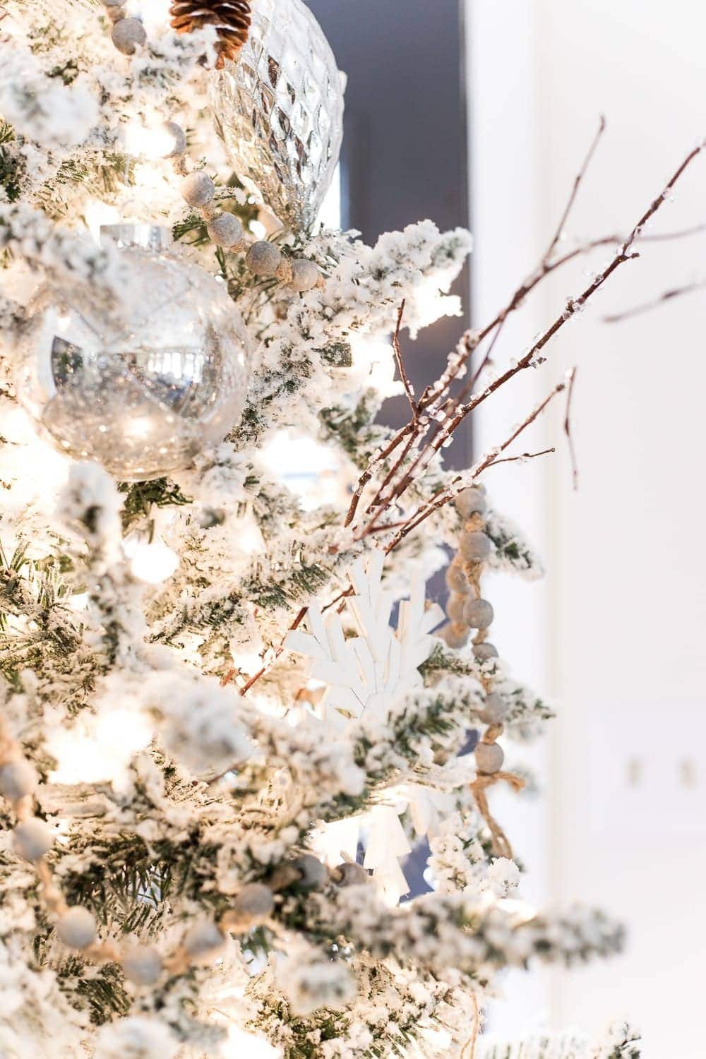 Seasonal Simplicity Christmas Living Room | unigumushane.com - A tour of a neutral Christmas living room with simple, natural decor, mercury glass, and a modern rustic vibe. #christmaslivingroom #neutralchristmas #christmasdecor