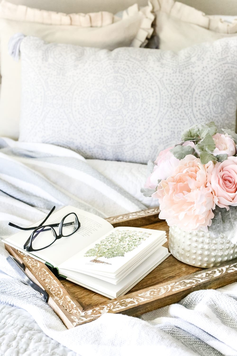 Simply Summer Bedroom Tour | unigumushane.com - A drab bedroom gets a sophisticated makeover using clearance items and thrift finds for a masculine / feminine balance styled for summer.
