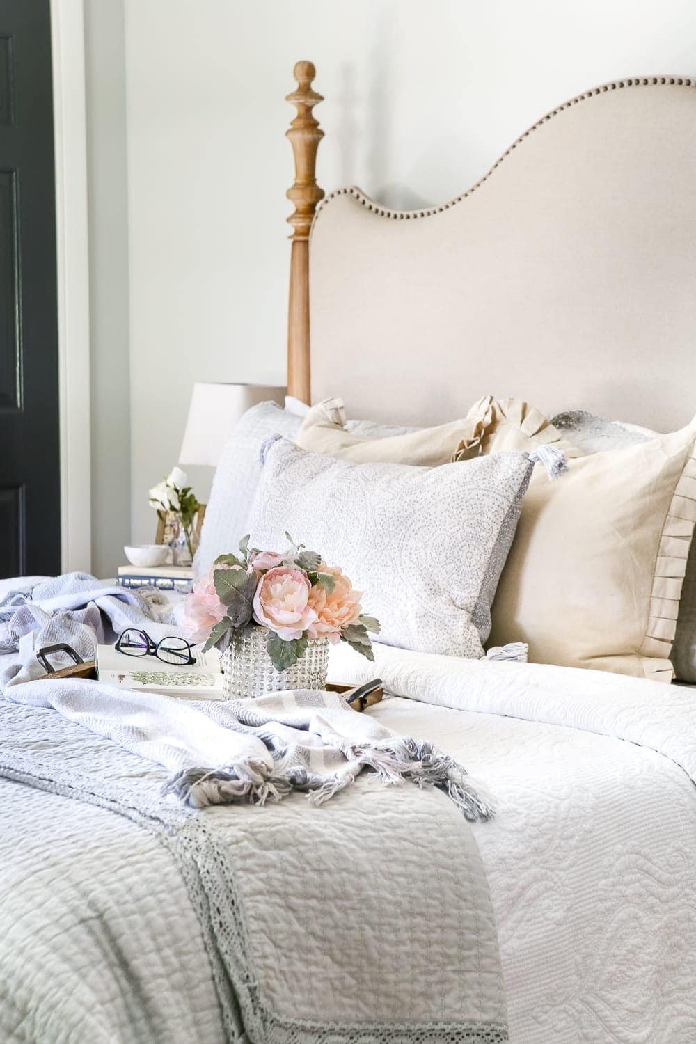 Simply Summer Bedroom Tour | unigumushane.com - A drab bedroom gets a sophisticated makeover using clearance items and thrift finds for a masculine / feminine balance styled for summer.