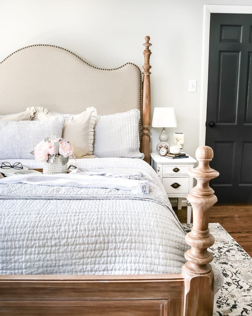 Simply Summer Bedroom Tour | unigumushane.com - A drab bedroom gets a sophisticated makeover using clearance items and thrift finds for a masculine / feminine balance styled for summer.