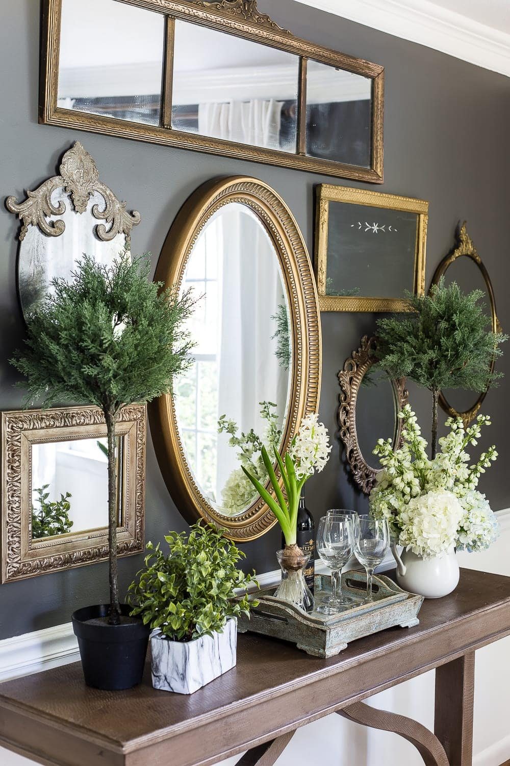 A tour of a 1960 colonial house decorated for summer with the 2018 Summer Tour of Homes using classic, timeless style and neutral decor. #summertour #hometour #summerhometour #summerdecor #tablescape #summertablescape #mothersdaytable