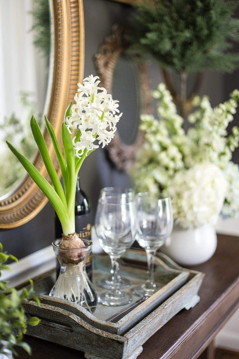 A tour of a 1960 colonial house decorated for summer with the 2018 Summer Tour of Homes using classic, timeless style and neutral decor. #summertour #hometour #summerhometour #summerdecor #tablescape #summertablescape #mothersdaytable