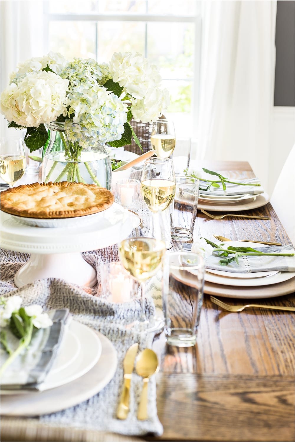 A tour of a 1960 colonial house decorated for summer with the 2018 Summer Tour of Homes using classic, timeless style and neutral decor. #summertour #hometour #summerhometour #summerdecor #tablescape #summertablescape #mothersdaytable