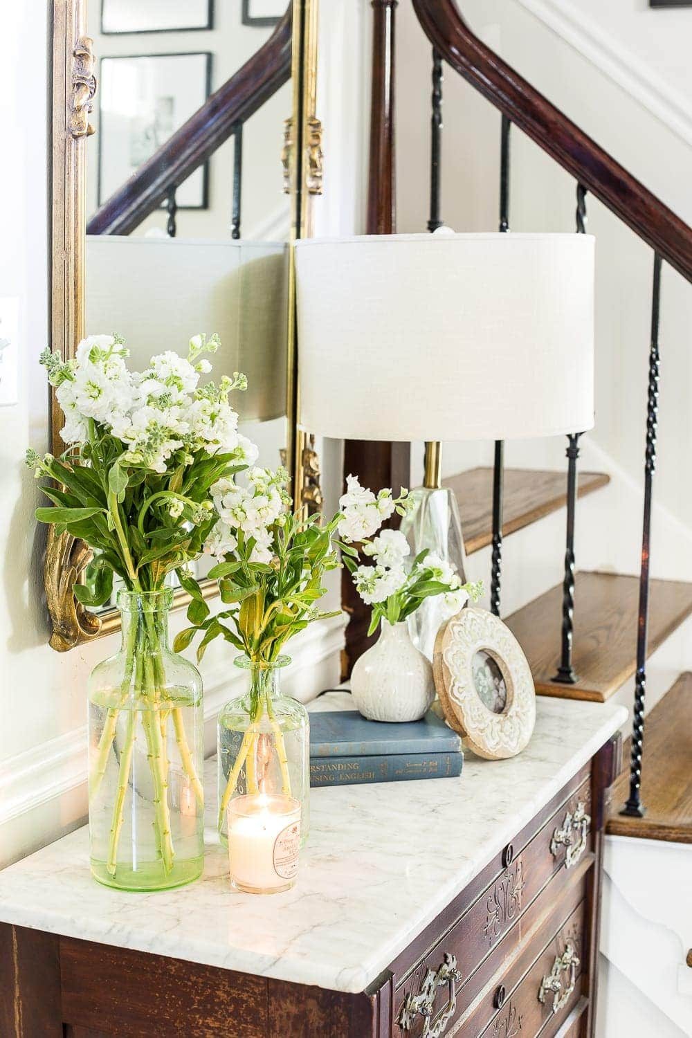 A tour of a 1960 colonial house decorated for summer with the 2018 Summer Tour of Homes using classic, timeless style and neutral decor. #summertour #hometour #summerhometour #summerdecor #tablescape #summertablescape #mothersdaytable