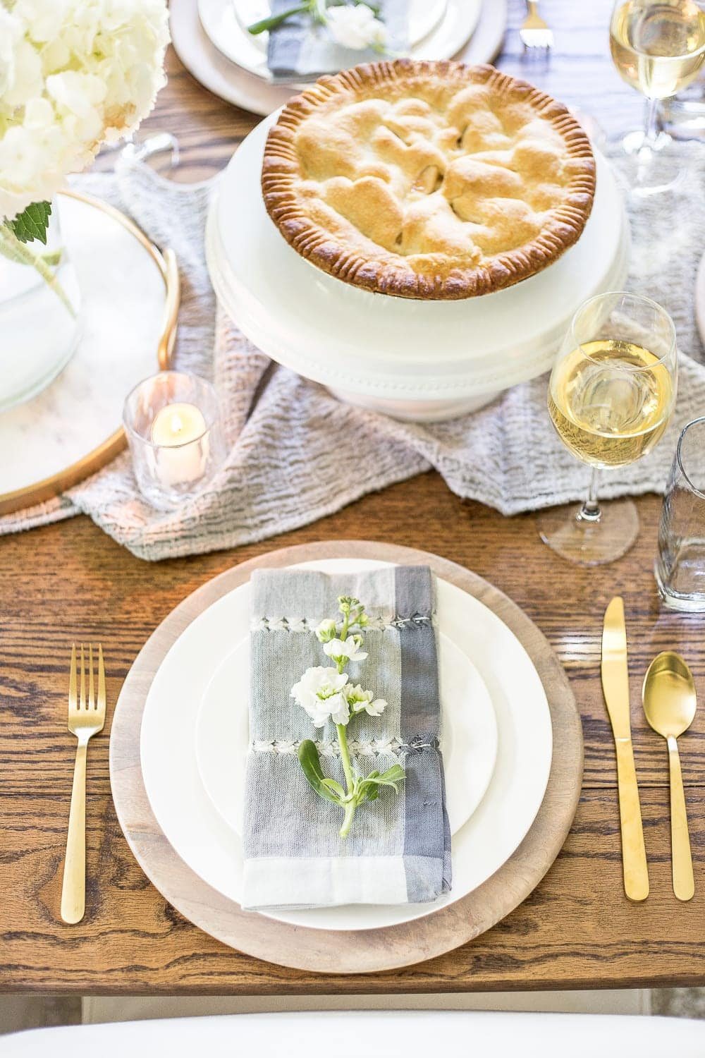 A tour of a 1960 colonial house decorated for summer with the 2018 Summer Tour of Homes using classic, timeless style and neutral decor. #summertour #hometour #summerhometour #summerdecor #tablescape #summertablescape #mothersdaytable