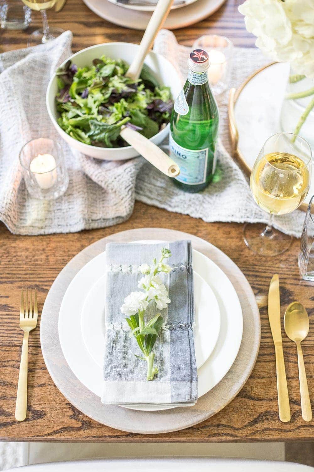 A tour of a 1960 colonial house decorated for summer with the 2018 Summer Tour of Homes using classic, timeless style and neutral decor. #summertour #hometour #summerhometour #summerdecor #tablescape #summertablescape #mothersdaytable