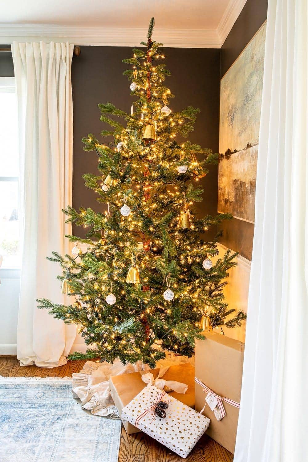 Christmas decor ideas | Christmas tree in a dining room
