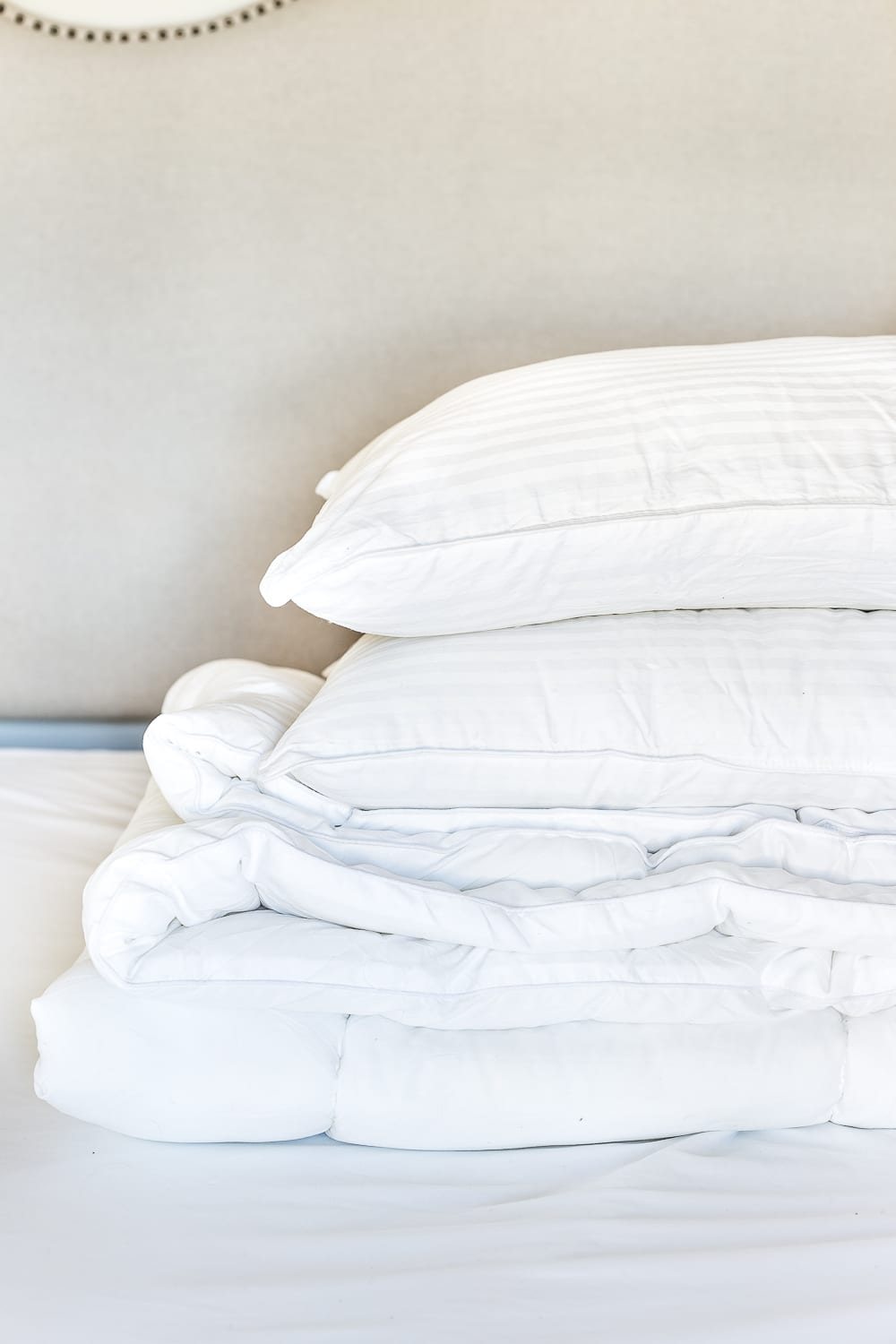 The best resources for luxury feeling bedding for a tight budget under $40. #bedding #luxurybedding #budgetbedding #bedroomdecor