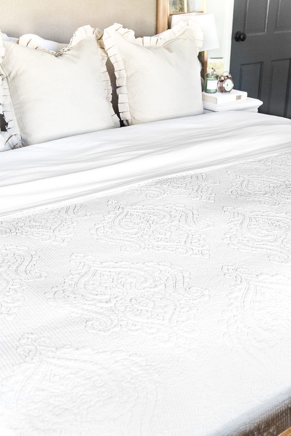 The best resources for luxury feeling bedding for a tight budget under $40. #bedding #luxurybedding #budgetbedding #bedroomdecor