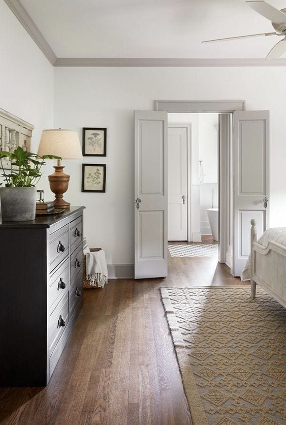 A round-up of taupe and gray trim paint inspirations for a modern-meets-classic look and the best paint colors to pull it off. #graytrim #taupetrim