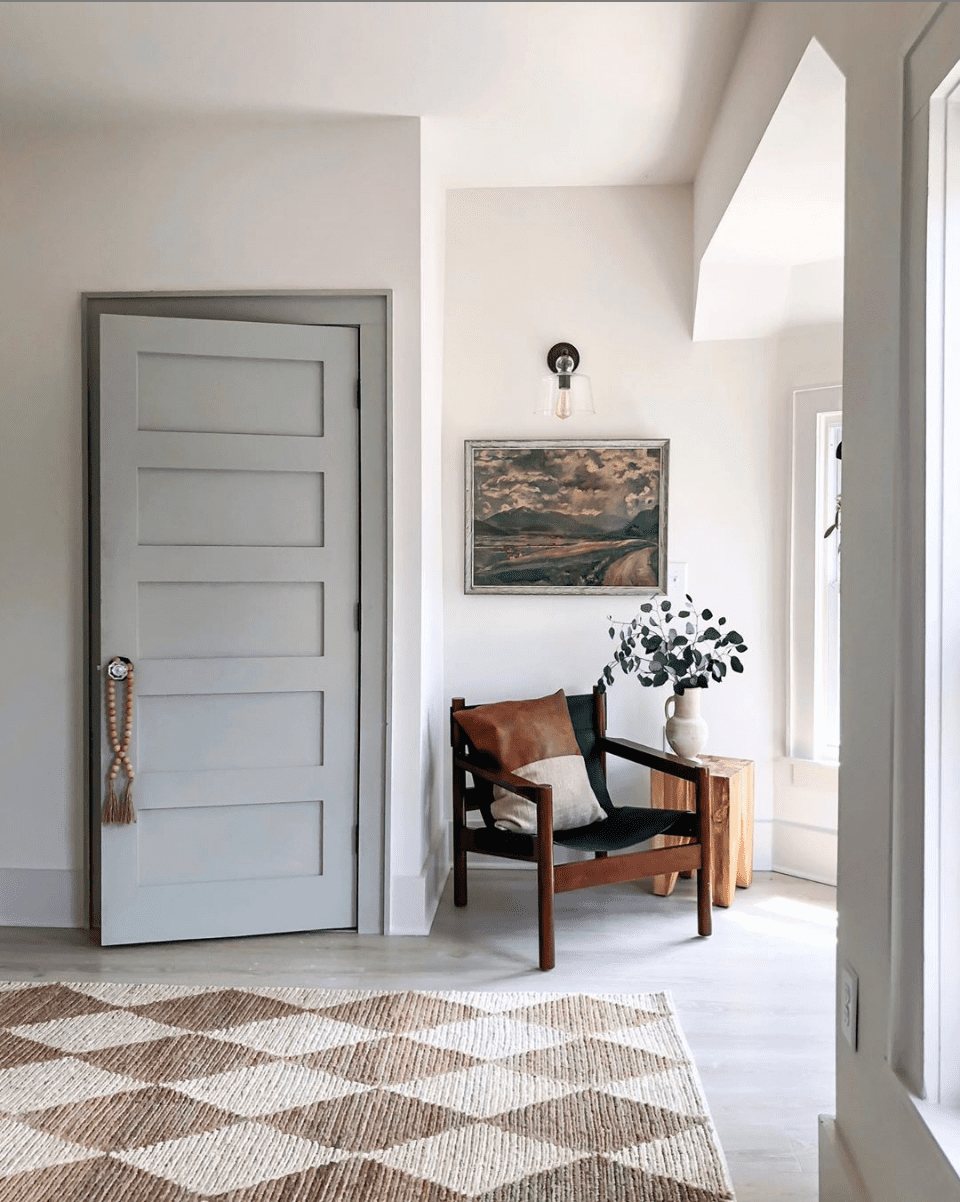 A round-up of taupe and gray trim paint inspirations for a modern-meets-classic look and the best paint colors to pull it off. #graytrim #taupetrim