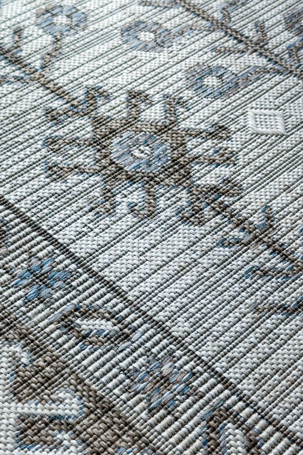 easy to clean rug for a dining room