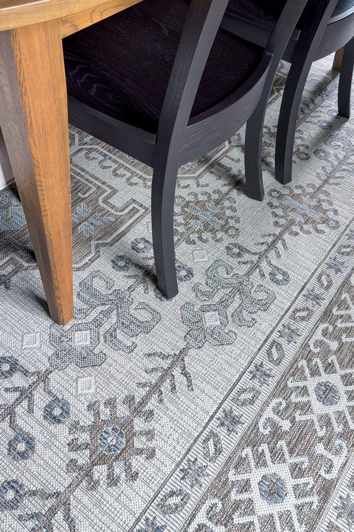outdoor rug under dining room table