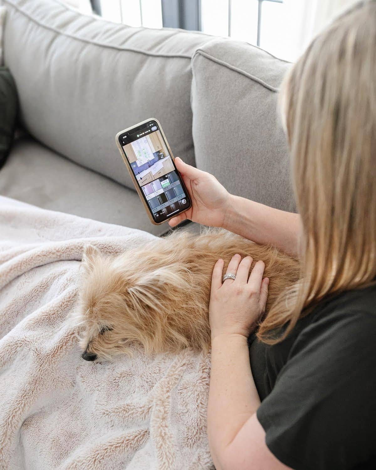blogger on a phone - how to start a blog