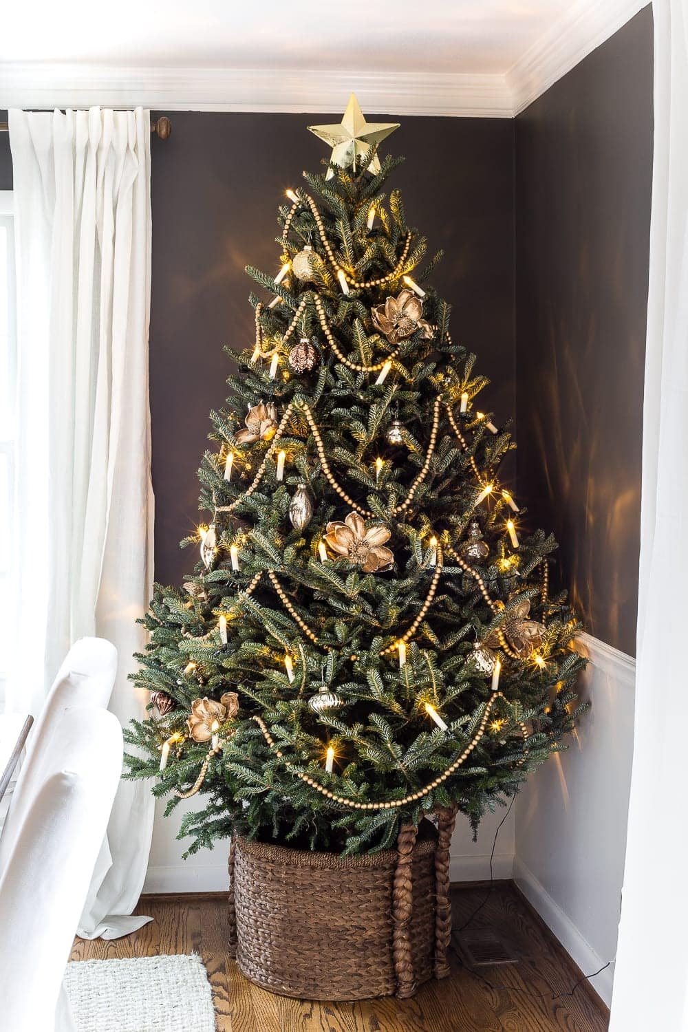 minimalist real Christmas tree decor