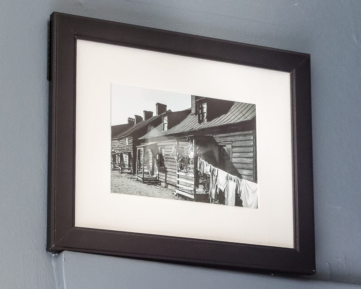 Vintage Clothesline Laundry Room Art Printable Set | unigumushane.com - A free downloadable printable set of 6 vintage black & white clothesline cityscape and countryscape photos perfect for framing in a laundry room.