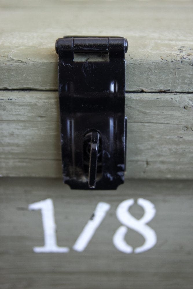 Vintage Military Foot Locker Makeover | unigumushane.com